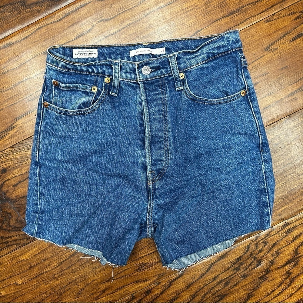 Levi’s ribcage straight cut shorts‎